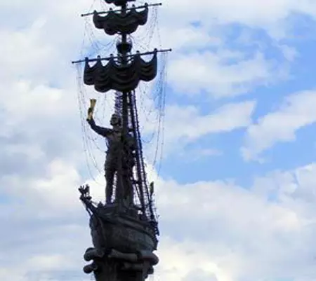 Памятник Петру переносить нерентабельно