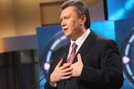Янукович наградил орденом Фиделя Кастро