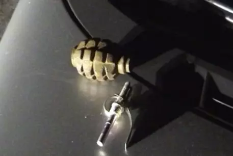 В Киргизии неизвестный бросил в торговом центре две гранаты