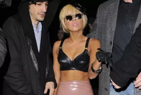 Lady GaGa возглавила британский чарт в четвертый раз