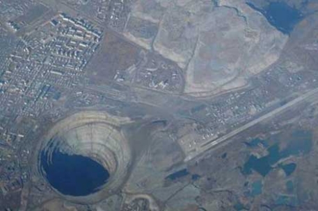 В Казахстане образовалась 30-метровая дыра в земле 