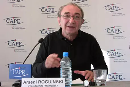 Соучредителя "Мемориала" наградили высшим орденом Германии