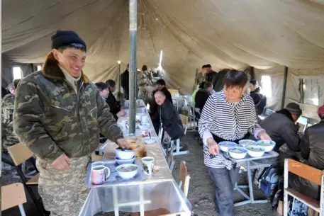 Жителям Кызыл-Агаша раздавали просроченные продукты