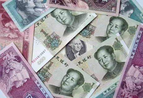 Российские аналитики считают юань лучше доллара