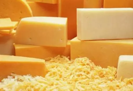 Греческие фермеры приготовили гигантский сыр