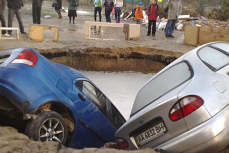 На московской стоянке две машины ушли под землю