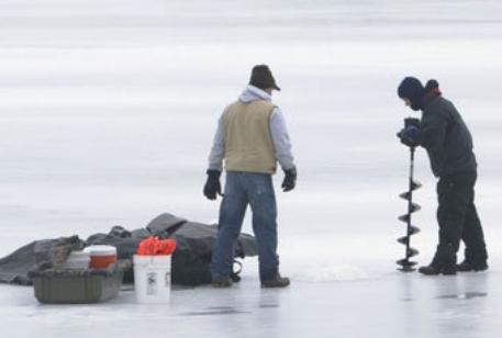 В Архангельской области от берега откололась льдина с рыбаками