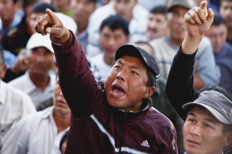 На севере Киргизии четыре тысячи человек вышли на митинг