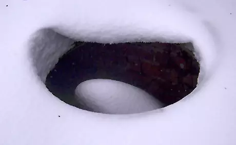 6-летний мальчик около суток провел в канализационном люке в Акмолинской области 