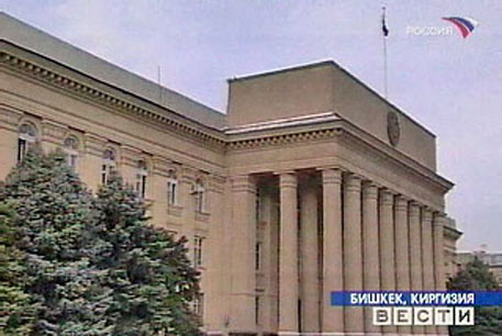 Парламент Киргизии принял закон об избрании временного президента