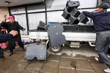 Медведев приказал усилить безопасность россиян в Киргизии