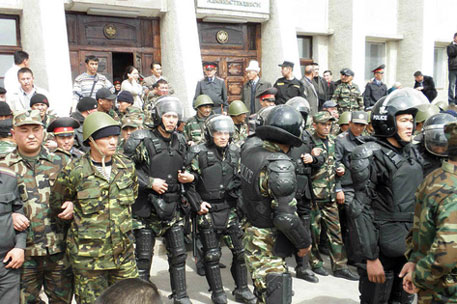 В Киргизии милиция освободила лидеров оппозиции