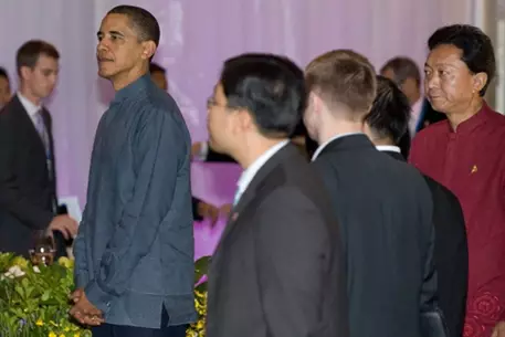 Опоздавшему на АТЭС Обаме досталась синяя сингапурская рубаха