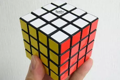 Парашютист собрал кубик Рубика в полете на резиновой лодке