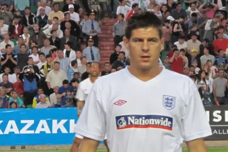 Избитый Джеррардом ди-джей отказался прощать футболиста