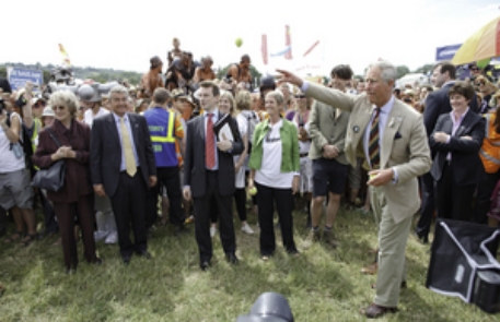 Принц Чарльз посетил фестиваль "Гластонбери"