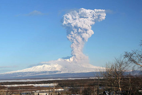 На Камчатке вулкан выбросил столб пепла в 7,5 километра