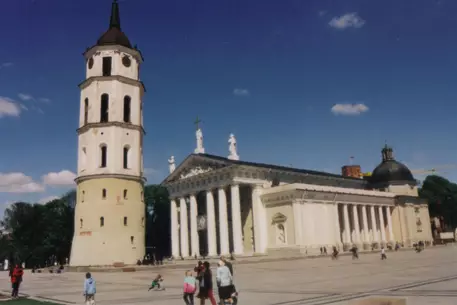 Литовских ветеранов отправили отмечать 9 мая на кладбище