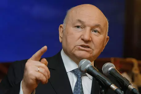 Лужков решил взимать плату за парковку с депутатов Госдумы