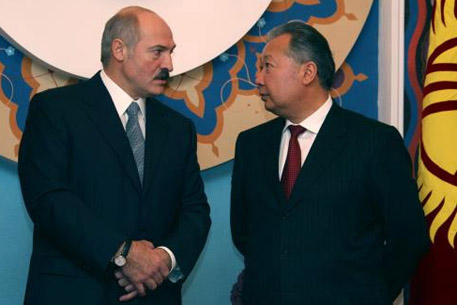 Лукашенко посоветовал Бакиеву участвовать в президентских выборах