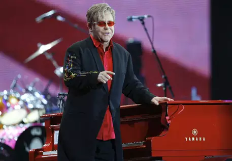 Элтон Джон желает петь в присутствии Медведева