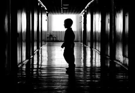 Мать-садистка била ребенка палкой от швабры