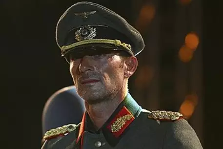 Мэр румынского города вышел на подиум в фашистской форме