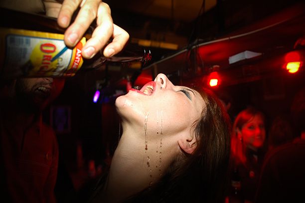 Ответы arnoldrak-spb.ru: почему девушки, когда пьяные ведут себя