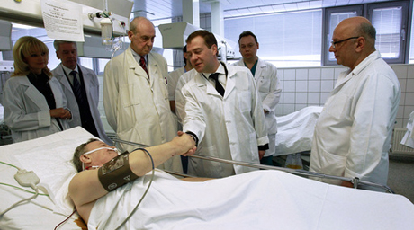 Медведев в НИИ Склифосовского посетил пострадавших в теракте