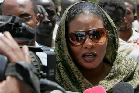 Осужденную за ношение брюк суданскую журналистку освободили