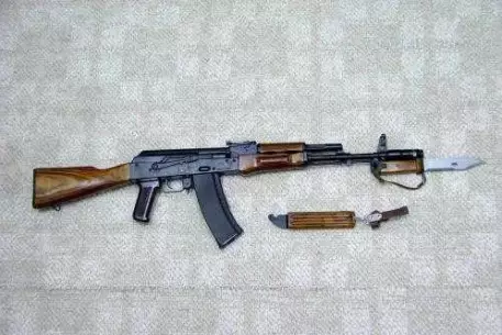 В Чечне игравший с автоматом мальчик застрелил сестру