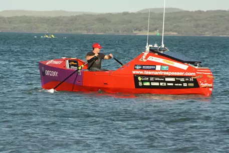 Новозеландский путешественник в одиночку переплыл Тасманово море