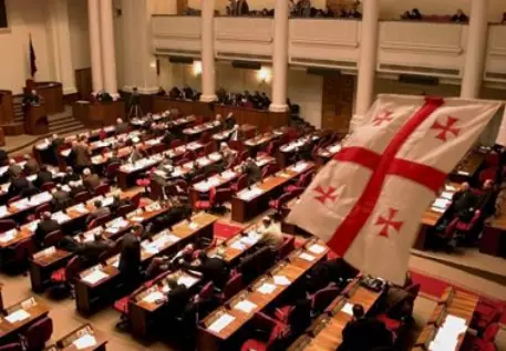 Грузинские депутаты возобновили работу в Тбилиси