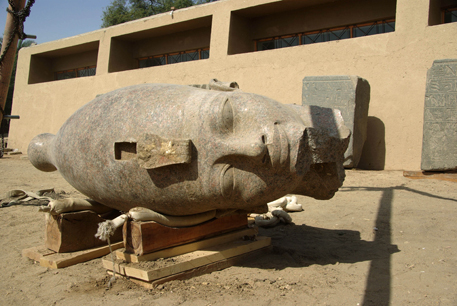 Египетские археологи нашли статую деда Тутанхамона