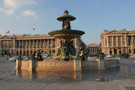 Неизвестный устроил стрельбу в центре Парижа