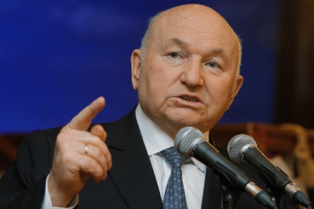 Лужков призвал снизить квоты на иностранную рабочую силу в Москве