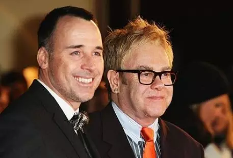 Элтон Джон станет продюсером спектакля о гомосексуалистах