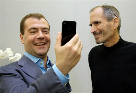 Медведев отдал подаренный Джобсом "четвертый" iPhone сыну