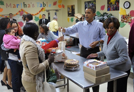 Обама и его семья в День благодарения  раздали индейку малоимущим
