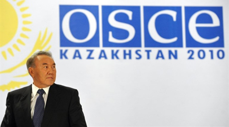 Страна-председатель ОБСЕ подарила Назарбаеву янтарь