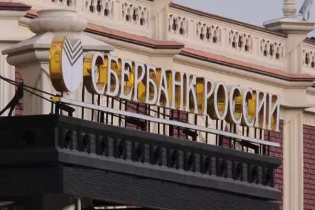 Сбербанк снизит ставки по кредитам и отменит комиссии