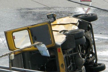 В Санкт-Петербурге микроавтобус упал в котлован