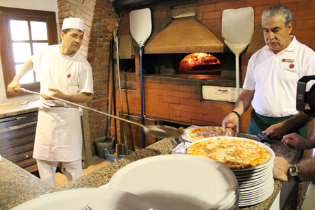 Пиццу сарды готовят исключительно на древесных углях