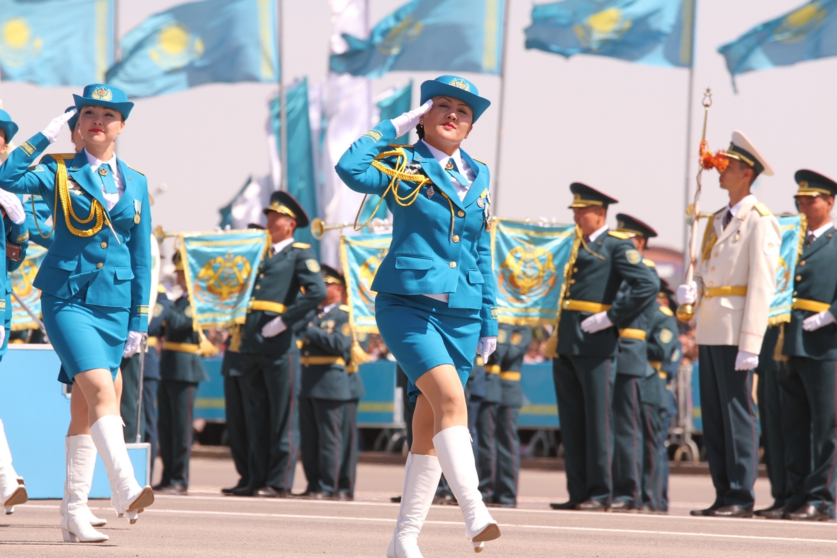 7 мая можно. Военная форма Казахстанской армии. Парад в Казахстане. Парадная форма армии Казахстана. Форма женская Военная в Казахстане.