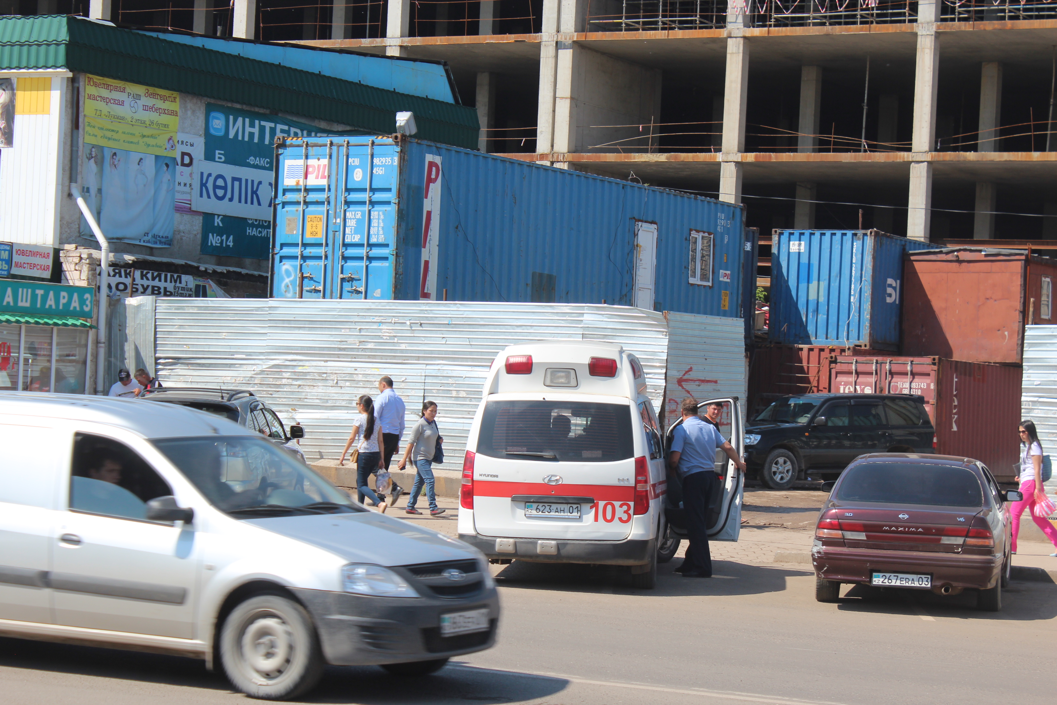 Полиция продолжает дежурить возле ТД ”Артем”: 17 июня 2015 13:35 - новости  на Tengrinews.kz