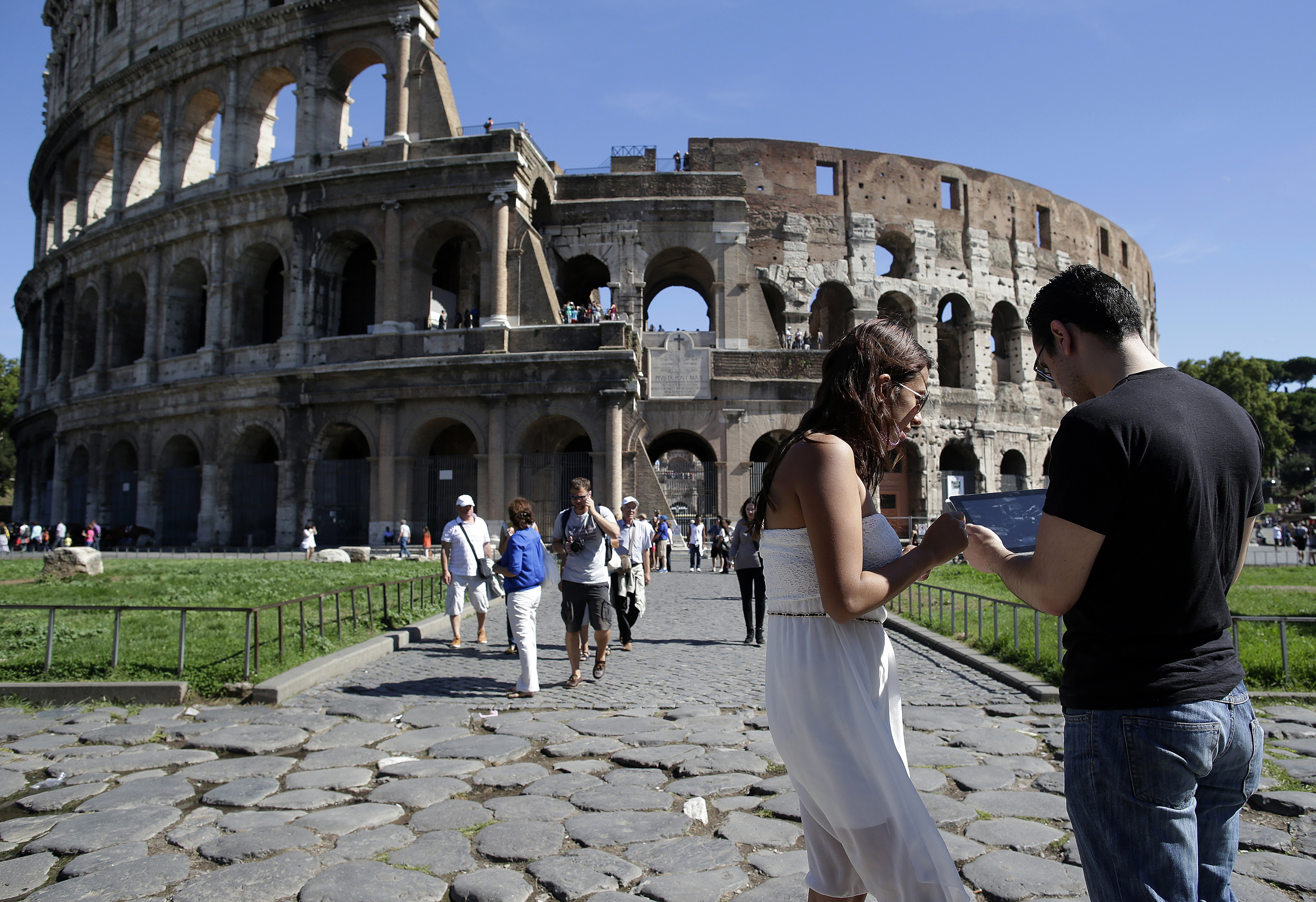 Италия после рима. Туристы. У. Колизея. В. Риме. Туристы в Италии. Туристы в Риме. Культурно-познавательный туризм.