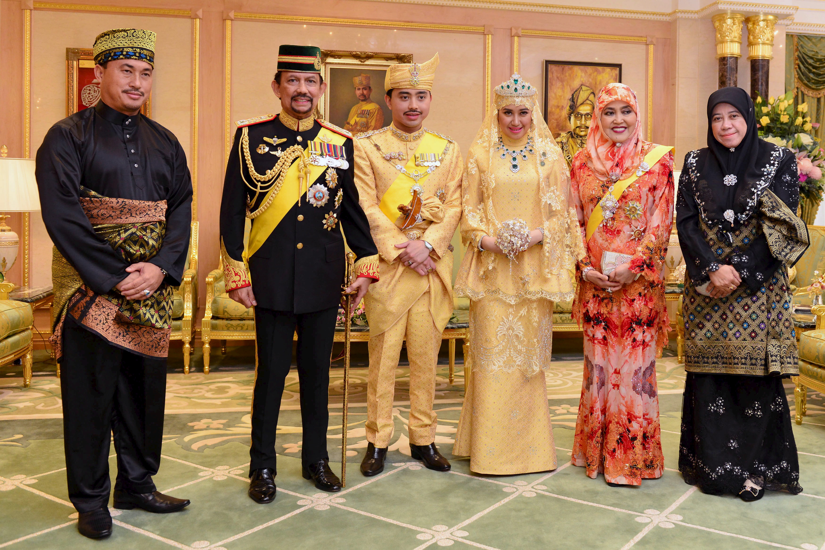 Фото султанат нукеновой. Бруней Королевская семья.