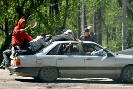 В Бишкеке народные ополченцы провели акцию против захватчиков земель