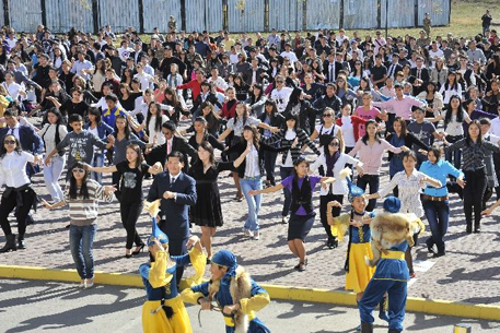 В Талдыкоргане 8 тысяч человек одновременно исполнили казахский танец