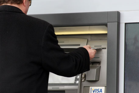 Темиртауский суд не вернул банку ошибочно выданные банкоматом деньги